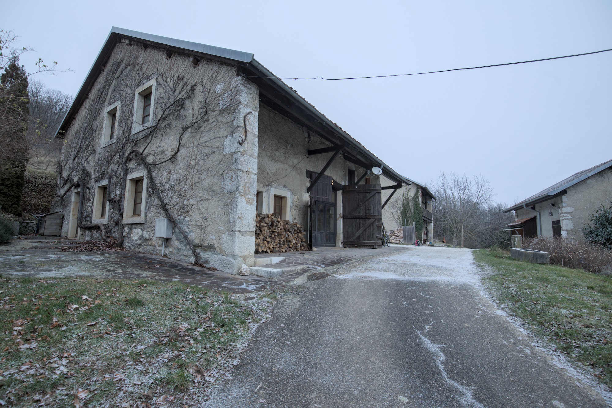 La maison principale à gauche, la grange à droite et la maison secondaire au fond